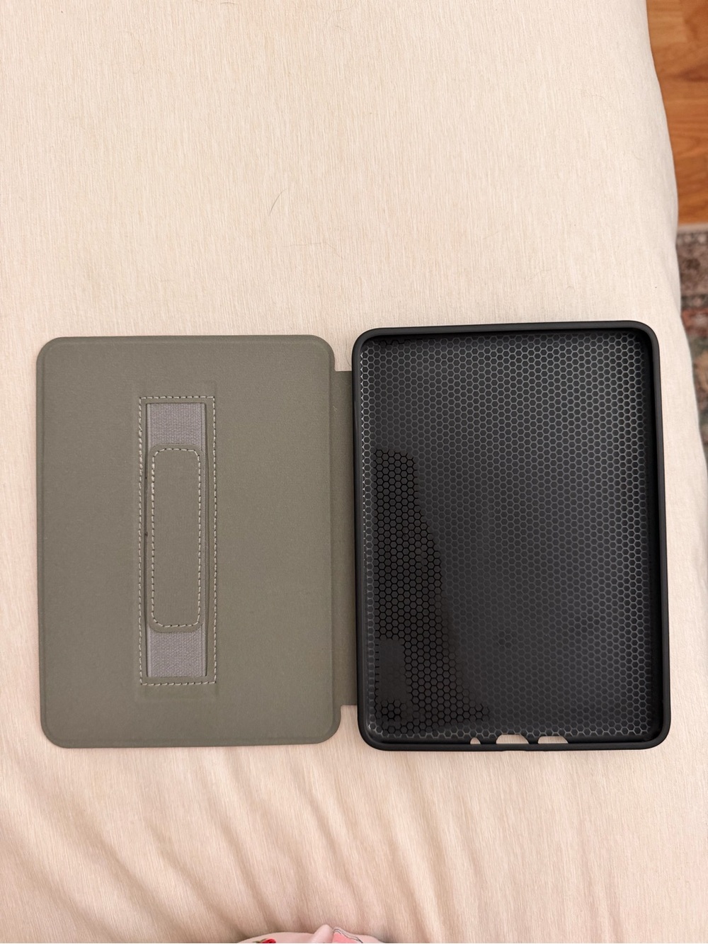 Kindle Colorsoft Avoiding Reality Case - Picture 3 of 6